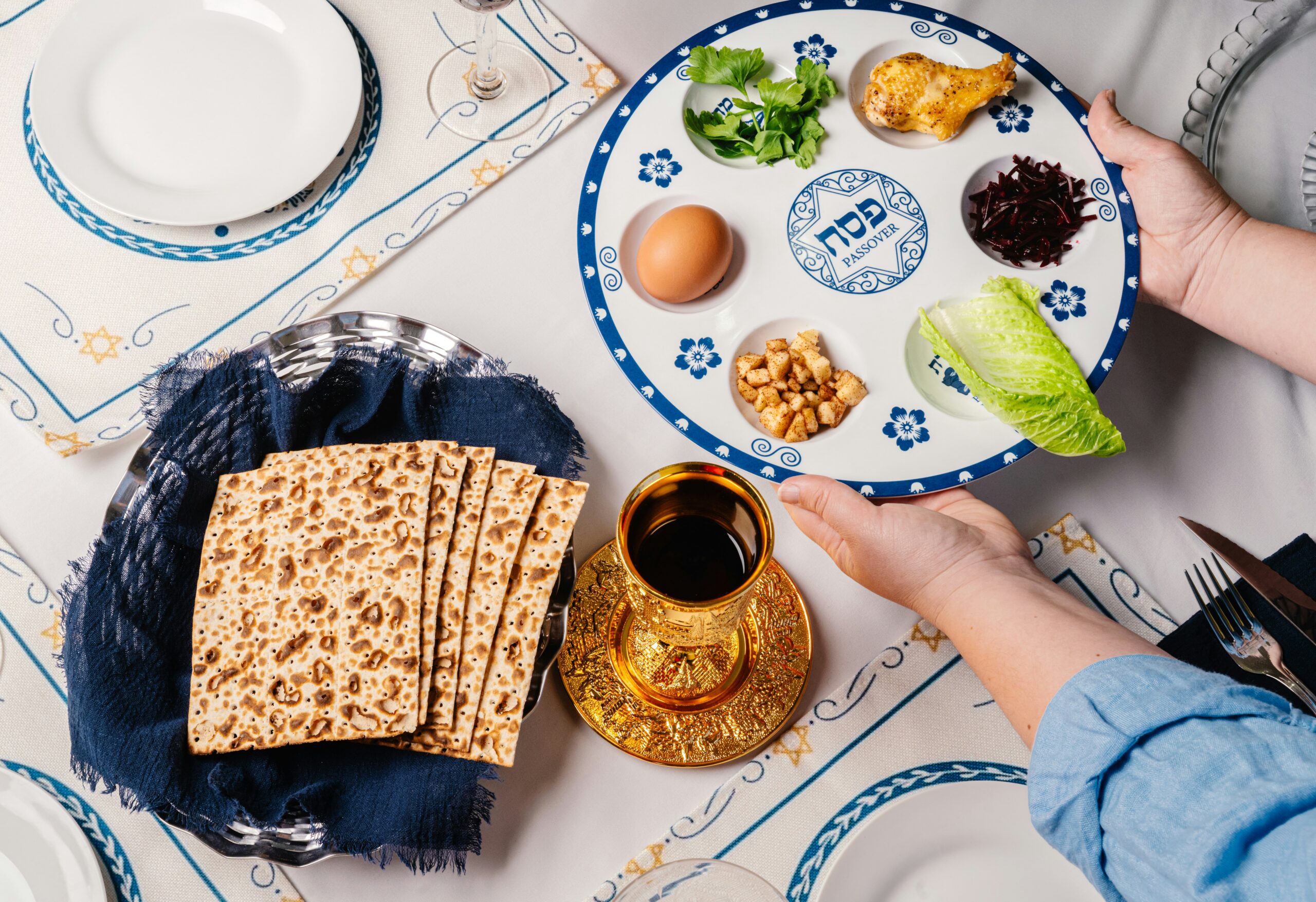 Passover seder plate with matzah and wine, a guide to managing diabetes on a kosher diet during Jewish holidays