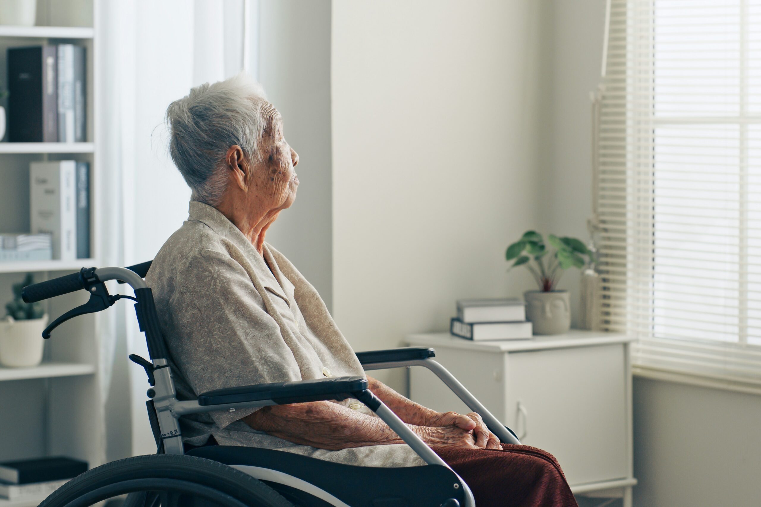 Senior living alone at home, illustrating Medicare benefits for seniors